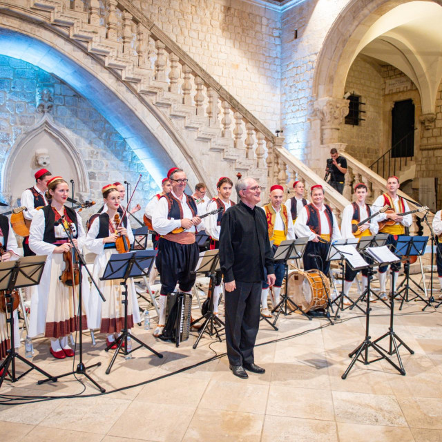 &lt;p&gt;Dubrovnik, 200624.&lt;br&gt;
Koncert folklornog asambla Lindjo pod nazivom Etnofonija, u izvedbi orkestra, zenskog zbora, mjesovite i muske klape, u Knezevu dvoru povodom svjetskog dana glazbe.&lt;br&gt;
Na fotografiji: orkestar i dirigent Sinisa Leopold.&lt;br&gt;