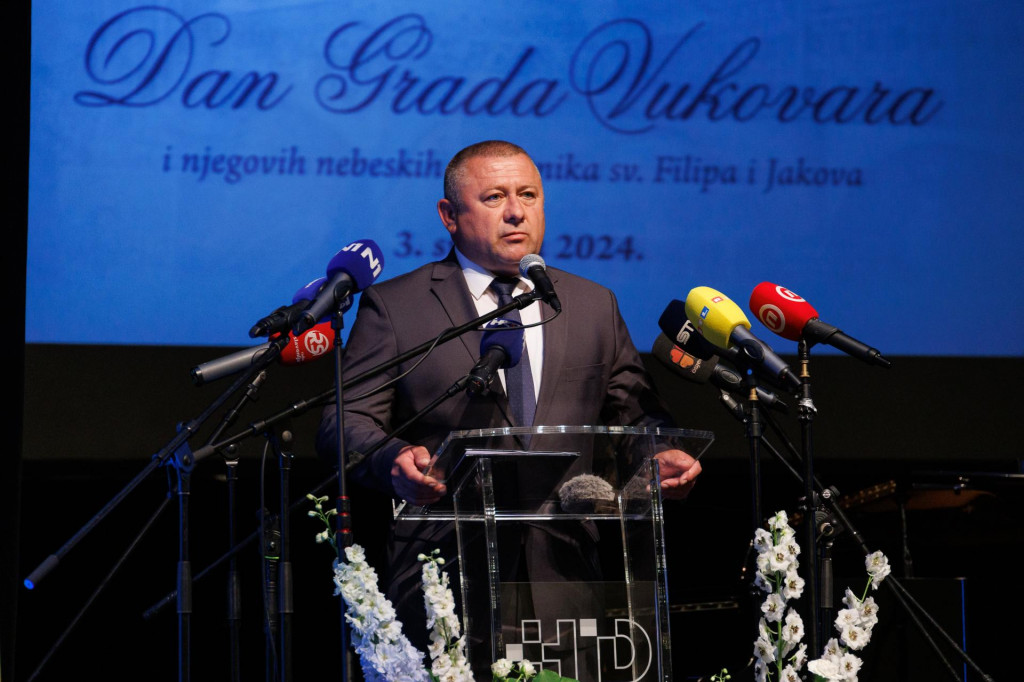 &lt;p&gt; Damir Dekanić podnio je ostavku na mjesto župana Vukovarsko srijemske županije&lt;br&gt;
&lt;br&gt;
 &lt;/p&gt;