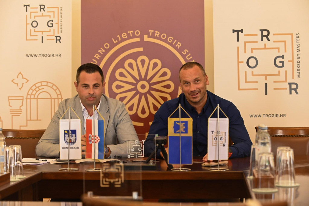 &lt;p&gt;Marin Piveta, direktor Turističke zajednice grada Trogira, i Viktor Novak, zamjenik gradonačelnika Trogira, u Salonu grada otkrili su detalje nikad bogatijeg dvomjesečnog programa&lt;/p&gt;