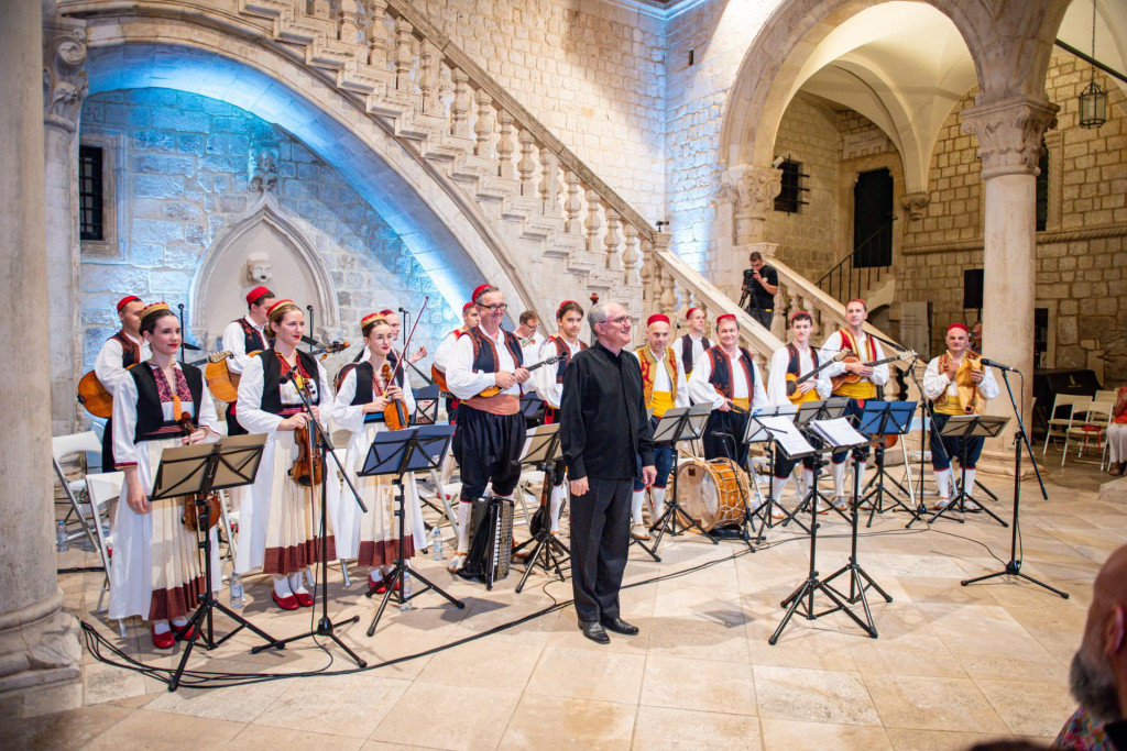 &lt;p&gt;Dubrovnik, 200624.&lt;br&gt;
Koncert folklornog asambla Lindjo pod nazivom Etnofonija, u izvedbi orkestra, zenskog zbora, mjesovite i muske klape, u Knezevu dvoru povodom svjetskog dana glazbe.&lt;br&gt;
Na fotografiji: orkestar i dirigent Sinisa Leopold.&lt;br&gt;