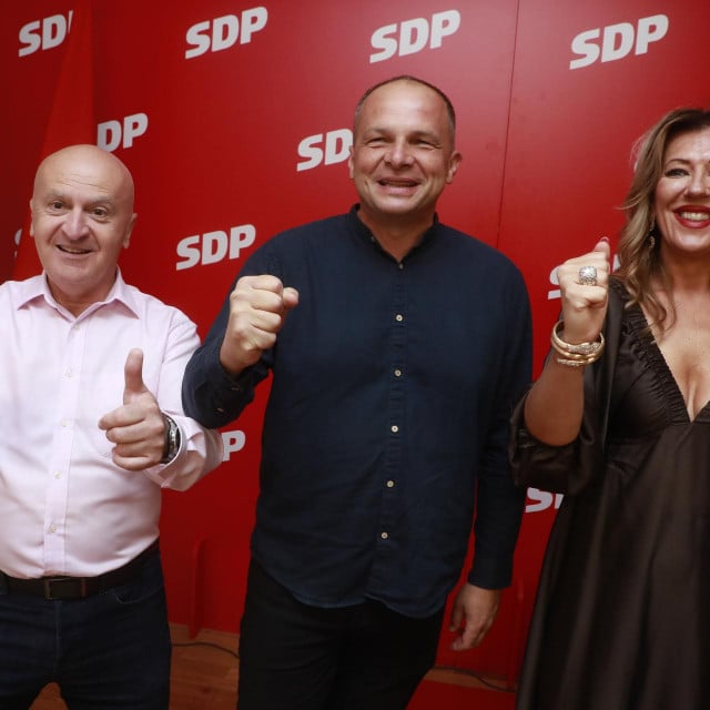 &lt;p&gt;Predrag Fred Matić, Siniša Hajdaš Dončić i Željka Grgić Šarčević u izbornoj noći - SDP-ovci su još jednom odustali od radikalnih promjena&lt;/p&gt;

&lt;p&gt; &lt;/p&gt;