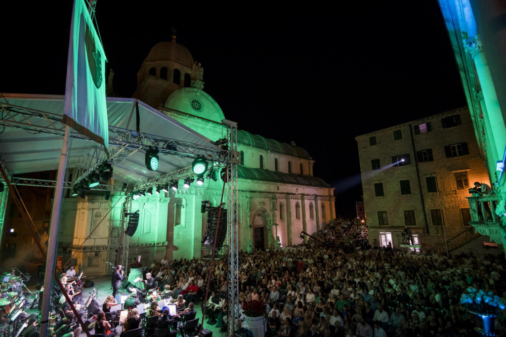 &lt;p&gt;Sibenik, 180823.&lt;br&gt;
Otvoren je 26. Festival dalmatinske sansone prvom veceri posvecenom pjesmama Vice Vukova.&lt;br&gt;