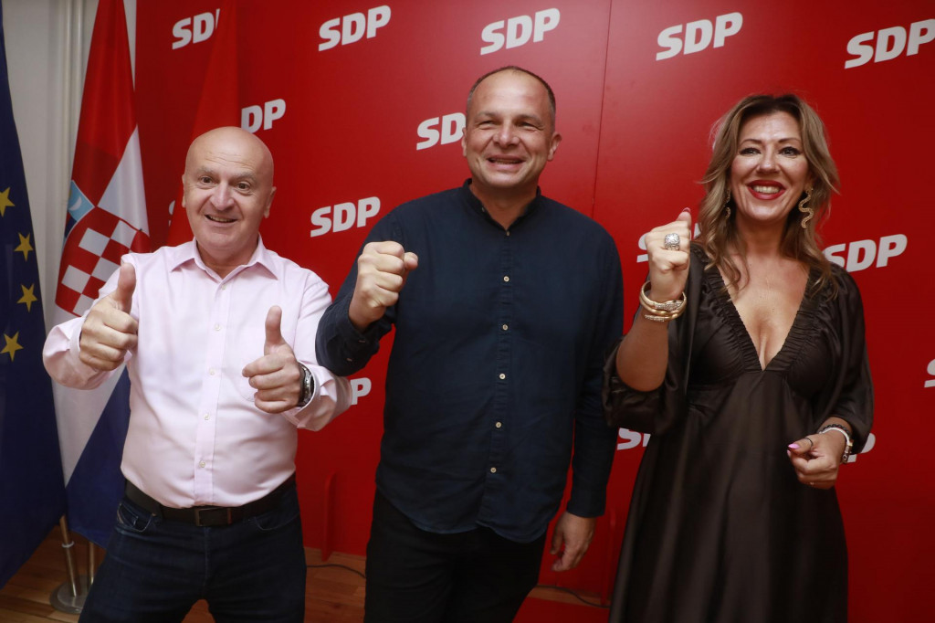 &lt;p&gt;Predrag Fred Matić, Siniša Hajdaš Dončić i Željka Grgić Šarčević u izbornoj noći - SDP-ovci su još jednom odustali od radikalnih promjena&lt;/p&gt;

&lt;p&gt; &lt;/p&gt;