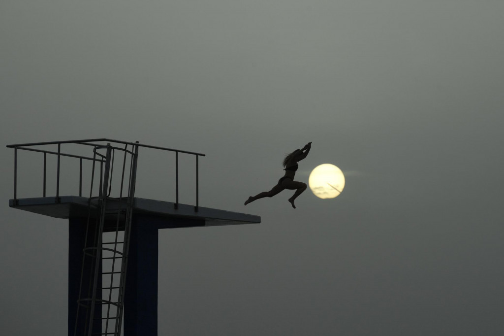 &lt;p&gt;Zadar, 200624.&lt;br&gt;
Skakaonica na bazenu Kolovare uz maglicasti zalazak sunca.&lt;br&gt;