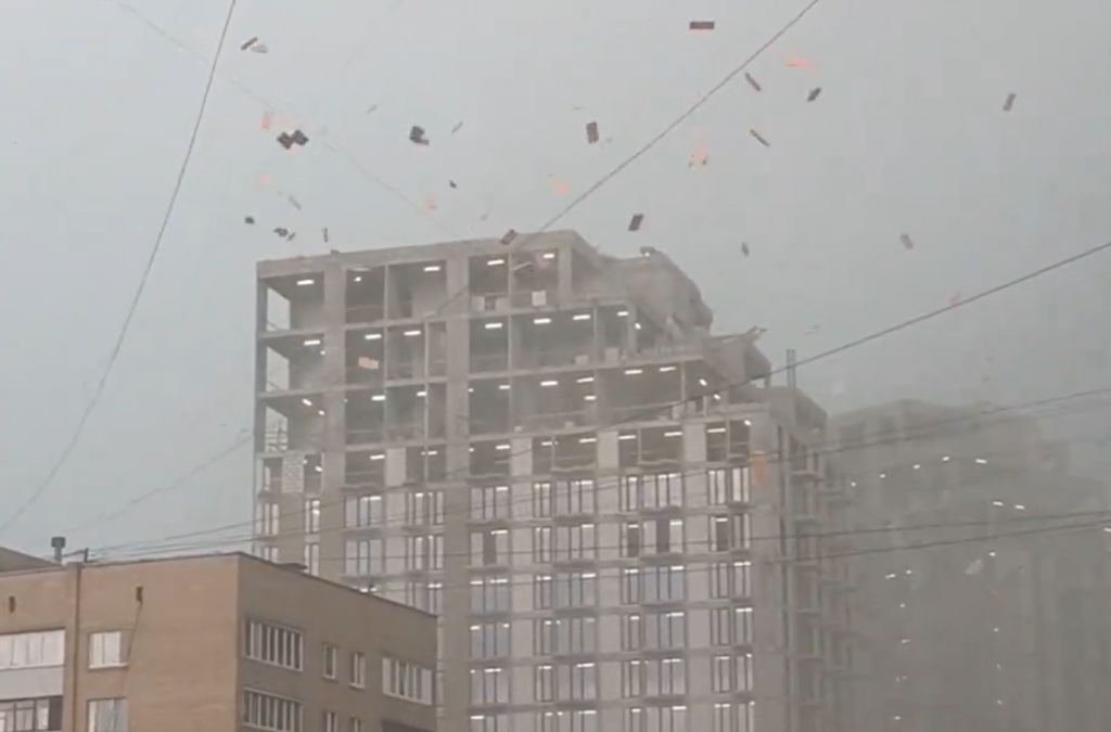 &lt;p&gt;Vjetar je nosio sve pred sobom, za prolaska tornada nije bilo sigurno na ulicama Moskve&lt;/p&gt;
