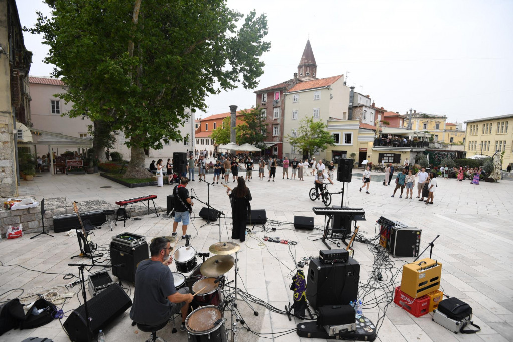 &lt;p&gt;Zadar, 210624.&lt;br&gt;
Drugu godinu zaredom, u okviru cjelogodisnjeg koncertnog programa Urbofon Live, zadarski Trg Petra Zoranica postao je glazbena kulisa, mjesto susreta i slavlja Svjetskog dana glazbe.&lt;br&gt;
Na fotografiji: nastup grupe Rich Man.&lt;br&gt;