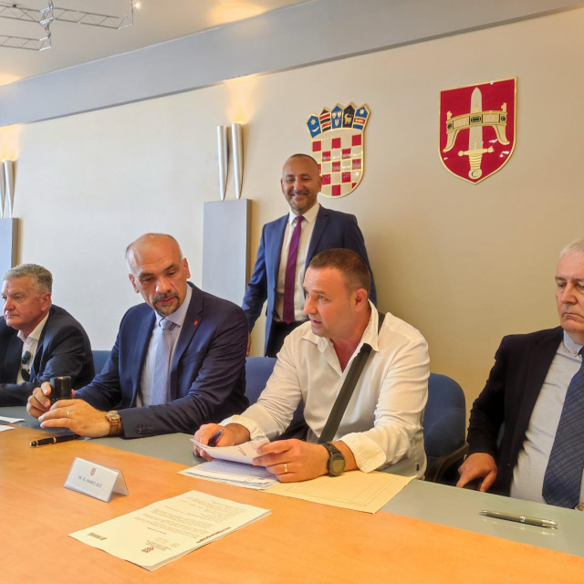 &lt;p&gt;Potpisivanje društvenog dogovora o osnivanju Zračne luke Srce Dalmacije - javni bilježnik Neven Nakić u prvom planu&lt;/p&gt;