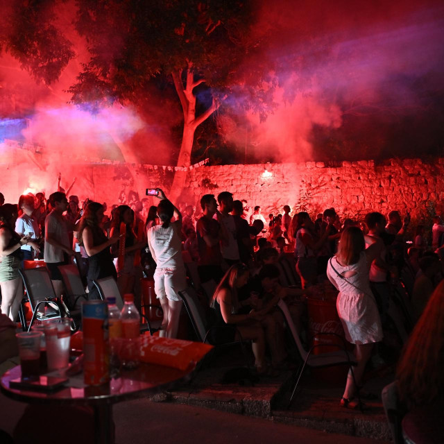 &lt;p&gt;Dubrovnik, 240624.&lt;br&gt;
Navijaci u ljetnom kinu Lapad prate prijenos utakmice Hrvatska - Italija na Europskom nogometnom prvenstvu.&lt;br&gt;