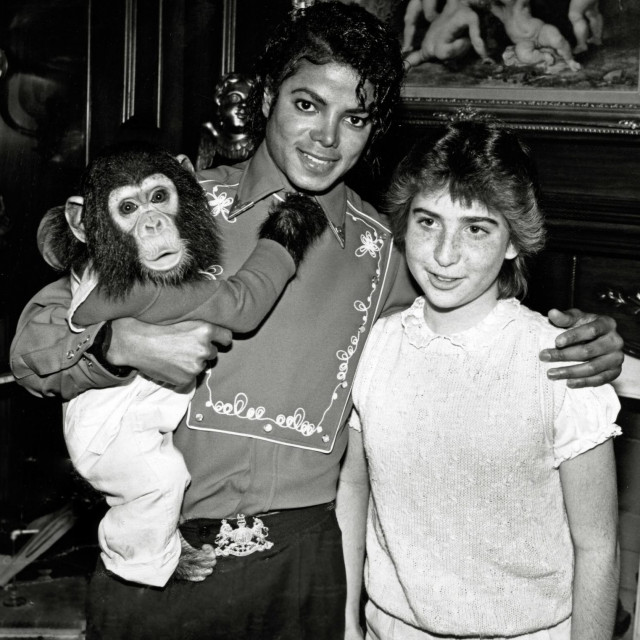 &lt;p&gt;Michael Jackson je 1986. godine pozirao s obožavateljem i  čimpanzom Bubbles na svom ranču Neverland&lt;/p&gt;