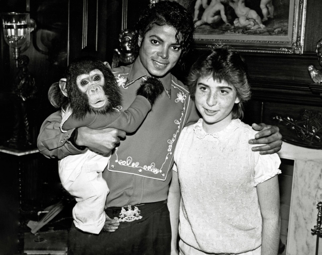 &lt;p&gt;Michael Jackson je 1986. godine pozirao s obožavateljem i  čimpanzom Bubbles na svom ranču Neverland&lt;/p&gt;