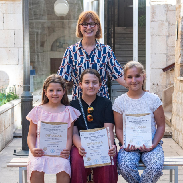 &lt;p&gt;Profesorica Marija Brčić sa svojim učenicima: Marijom Mišić, Frankom Biljanom i Brigitom Režić&lt;/p&gt;