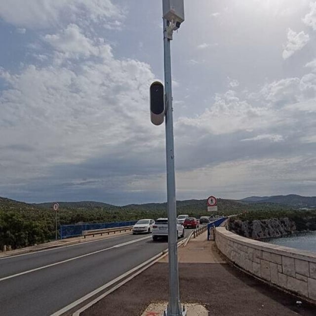 &lt;p&gt;Nova kamera koja će kontrolirati brzinu vožnje postavljena je na Šibenskom mostu&lt;/p&gt;
