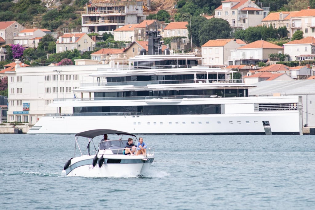 &lt;p&gt;Dubrovnik, 260624.&lt;br&gt;
Luka Gruz.&lt;br&gt;
Najnovija superjahta Ulysses, ciji je vlasnik novozelandski milijarder Graeme Richard Hart, dugacka 103 metra i vrijedna 275 milijuna dolara, u Dubrovniku je na svom pvom krstarenju nakon porinuca prije dva mjeseca.&lt;br&gt;