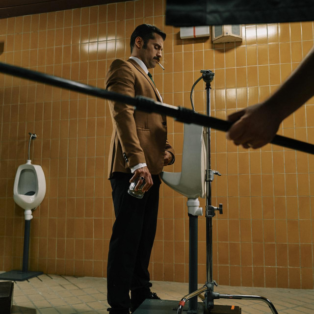 &lt;p&gt;Film govori o radniku iz skladišta NASA-e i njegovoj ideji da spriječi povratno prskanje prilikom odlaska muškaraca na toalet&lt;/p&gt;