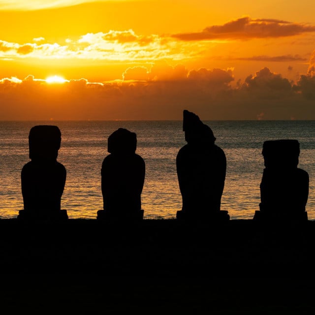 &lt;p&gt;Moai statue i zalazak sunca.&lt;/p&gt;