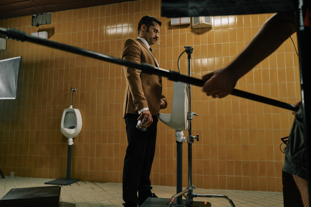 &lt;p&gt;Film govori o radniku iz skladišta NASA-e i njegovoj ideji da spriječi povratno prskanje prilikom odlaska muškaraca na toalet&lt;/p&gt;