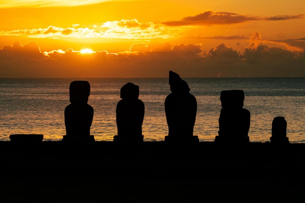&lt;p&gt;Moai statue i zalazak sunca.&lt;/p&gt;