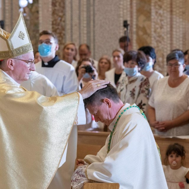 &lt;p&gt;Papin državni tajnik kardinal Pietro Parolin zaredio je 16. rujna 2020. u novoj crkvi u Solinu mons. Ante Jozića za biskupa&lt;br&gt;