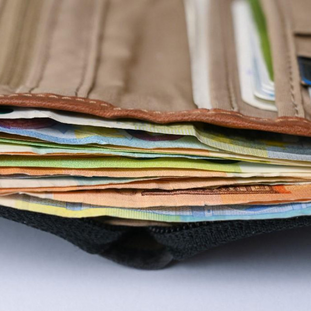 &lt;p&gt;17 March 2021, Brandenburg, Sieversdorf: ILLUSTRATION: Many euro banknotes are in a wallet (posed photo). The European statistical authority Eurostat publishes key figures on inflation in the euro area on 17.03.2021. Photo: Patrick Pleul/dpa-Zentralbild/dpa (Photo by PATRICK PLEUL/dpa-Zentralbild/dpa Picture-Alliance via AFP)&lt;/p&gt;
