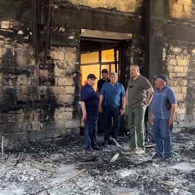 &lt;p&gt;Predstavnici vlasti ruske regije Dagestan obilaze sinagogu koju su spalili naoružani napadači u Derbentu; u napadima na crkve i sinagoge u Dagestanu ubijeno je 15 policajaca i četiri civila&lt;/p&gt;
