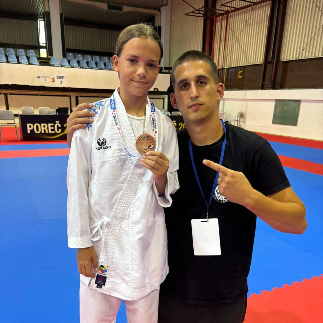 &lt;p&gt;Članica karate kluba ‘‘Okit ‘‘iz Vodica Ana Marjanović je osvojila brončanu medalju nakon 4 odlične borbe.&lt;/p&gt;