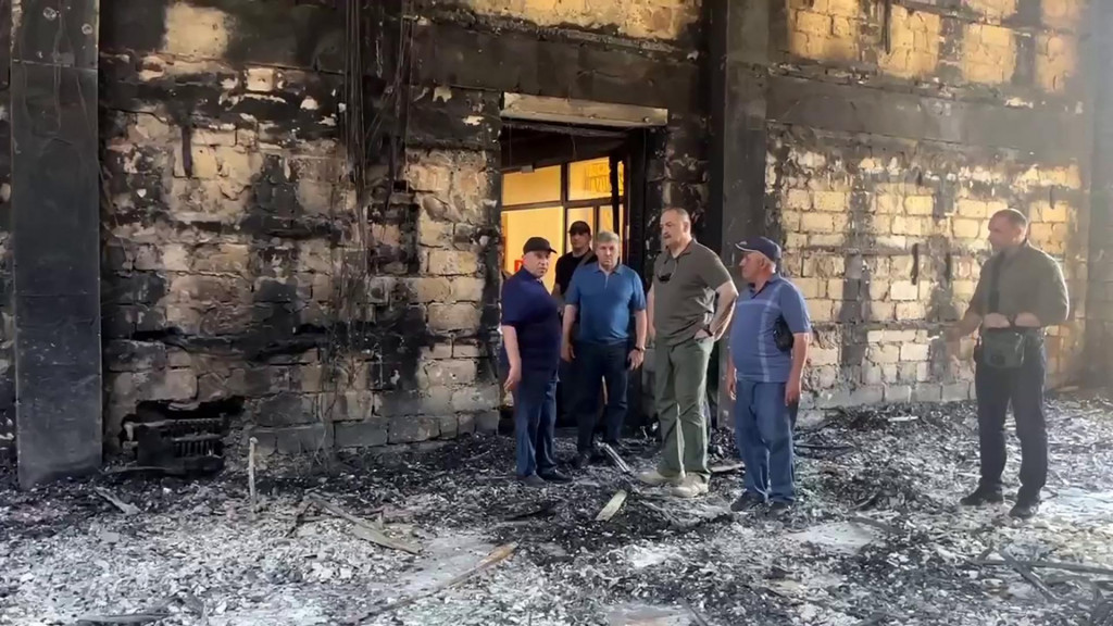 &lt;p&gt;Predstavnici vlasti ruske regije Dagestan obilaze sinagogu koju su spalili naoružani napadači u Derbentu; u napadima na crkve i sinagoge u Dagestanu ubijeno je 15 policajaca i četiri civila&lt;/p&gt;