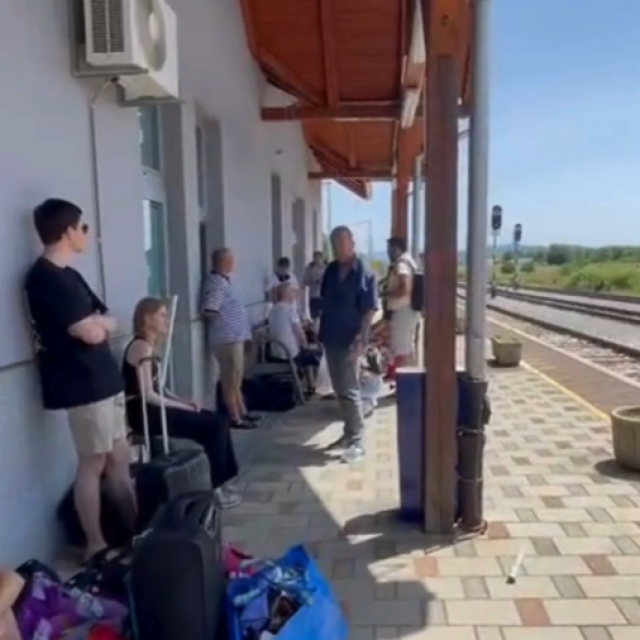 &lt;p&gt;Putnici čekaju autobus na stanici u Lovincu&lt;/p&gt;