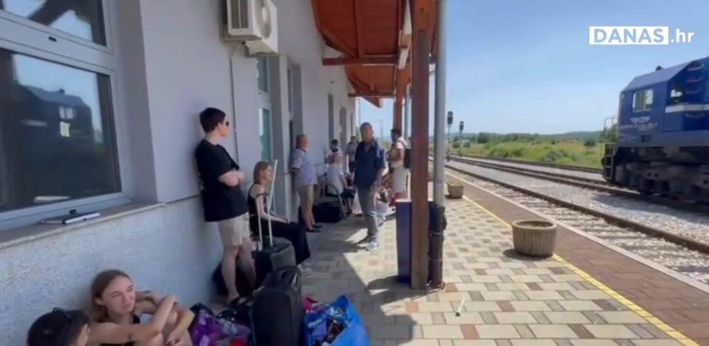 &lt;p&gt;Putnici čekaju autobus na stanici u Lovincu&lt;/p&gt;