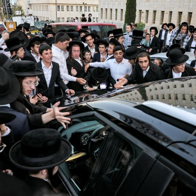 &lt;p&gt;Ultraordoksni Židovi okružili su automobil izraelskog ministra prosvjedujući protiv presude izraelskog Vrhovnog suda kojom je naložio vladi da ultraortodoksne Židove regrutira u vojsku&lt;/p&gt;

&lt;p&gt; &lt;/p&gt;

&lt;p&gt; &lt;/p&gt;
