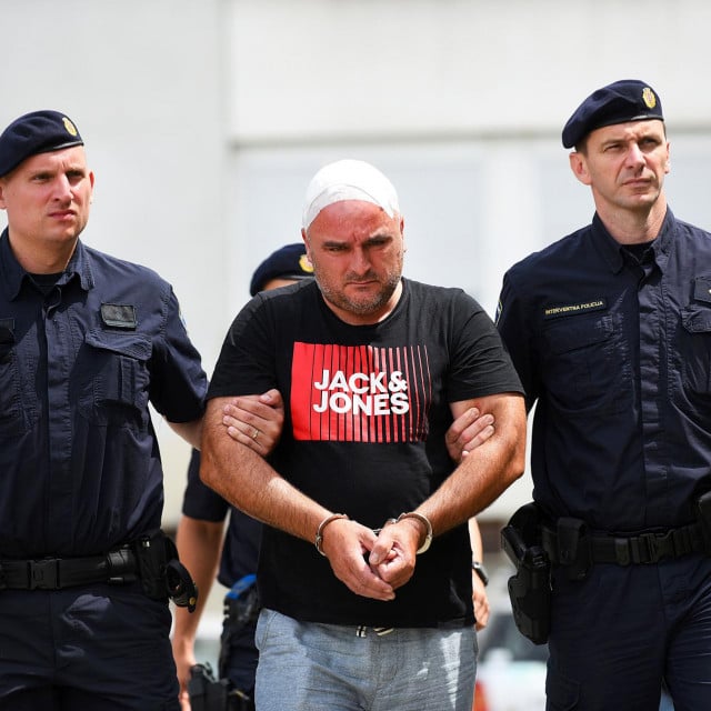 &lt;p&gt;Oko 14,30 sati osumnjičeni za gaženje ljudi u Vojnicu priveden je na ispitivanje u Županijski sud u Karlovcu&lt;/p&gt;