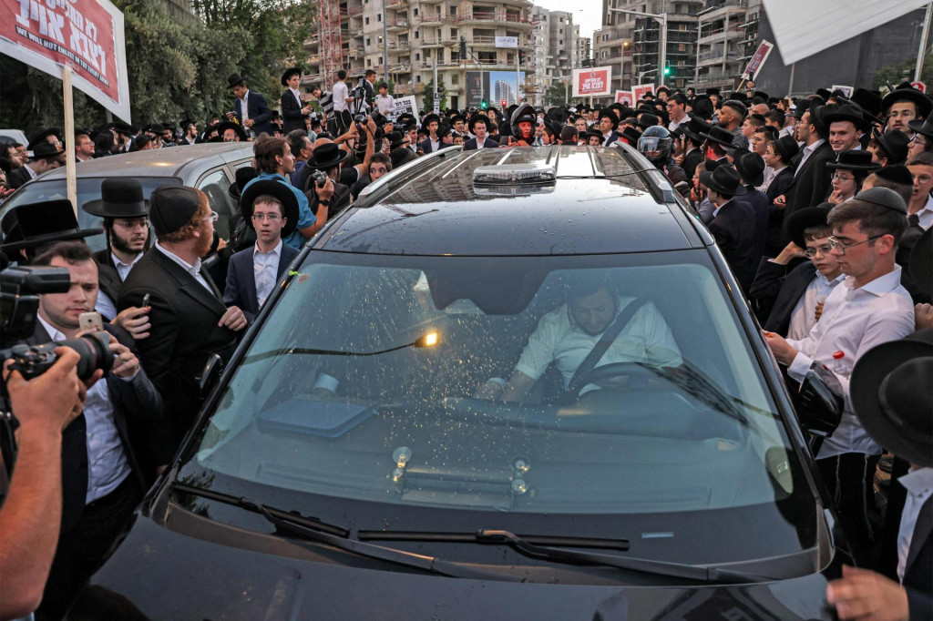 &lt;p&gt;Okruženi automobil ministra Yitzhaka Goldknopfa koji je bio zasut kamenjem i jajima&lt;/p&gt;

&lt;p&gt; &lt;/p&gt;