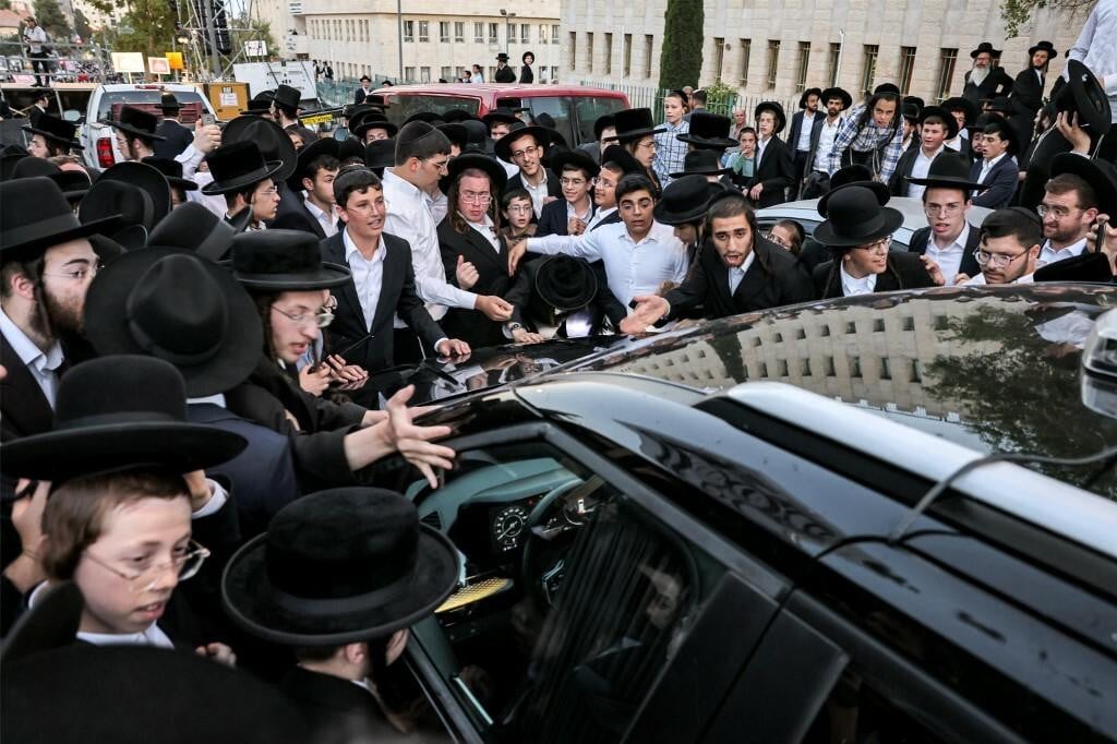 &lt;p&gt;Ultraordoksni Židovi okružili su automobil izraelskog ministra prosvjedujući protiv presude izraelskog Vrhovnog suda kojom je naložio vladi da ultraortodoksne Židove regrutira u vojsku&lt;/p&gt;

&lt;p&gt; &lt;/p&gt;

&lt;p&gt; &lt;/p&gt;