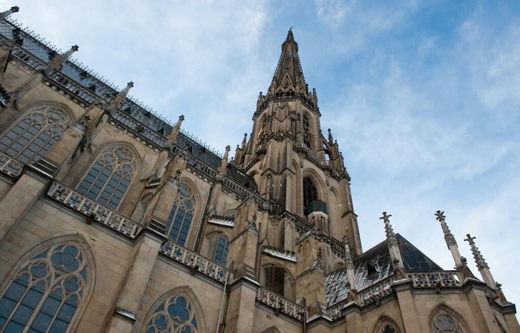 &lt;p&gt;Katedrala u Linzu u čijoj je kapeli zapadnog tornja postavljena skulptura ‘Krunidba‘&lt;/p&gt;
