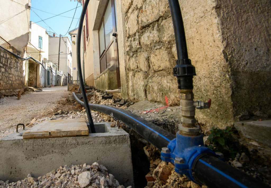 &lt;p&gt;Sibenik, 180321.&lt;br&gt;
Zbog radova na vodovodu u projketu Aglomeracije, stanari ulice Nikole Tesle zale se na velike racune za vodu.&lt;br&gt;