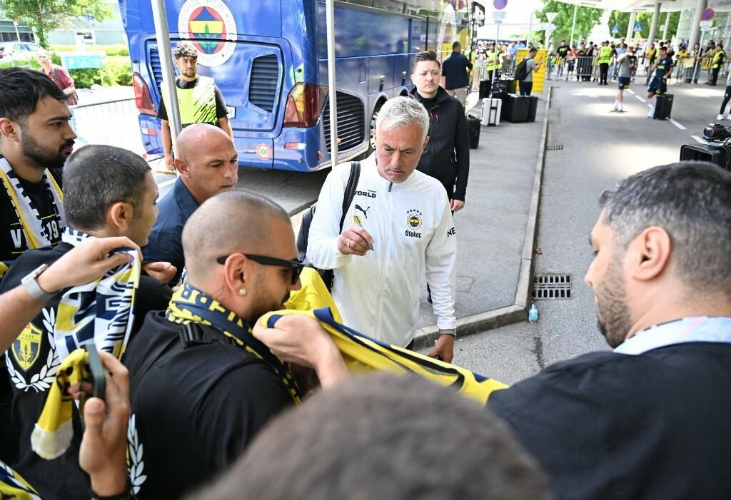 &lt;p&gt;Jose Mourinho na aerodromu u Grazu&lt;/p&gt;