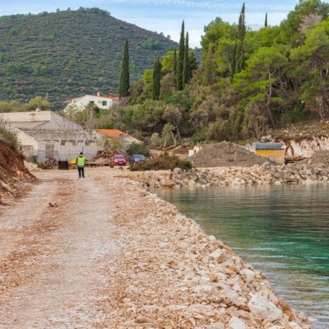 &lt;p&gt;radovi asfaltiranja obavljaju se na pristupnoj cesti Korčula - Račišće prema Novoj luci Polačište&lt;/p&gt;
