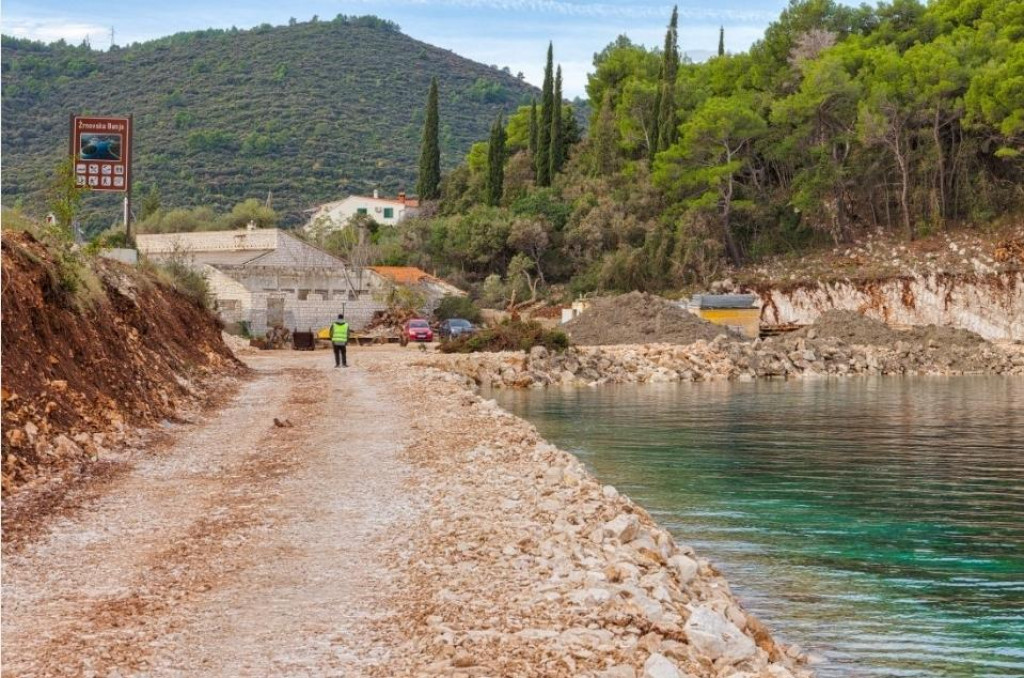 &lt;p&gt;radovi asfaltiranja obavljaju se na pristupnoj cesti Korčula - Račišće prema Novoj luci Polačište&lt;/p&gt;