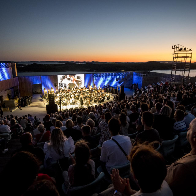 &lt;p&gt;Sibenik, 040724.&lt;br&gt;
Sibenska narodna glazba s gostima solistima, Djani Stipanicev, Natasa Cvitan, Kresimir Batinica i klapa More, odrzala je koncert na tvrdjavi Sv. Mihovila.&lt;br&gt;