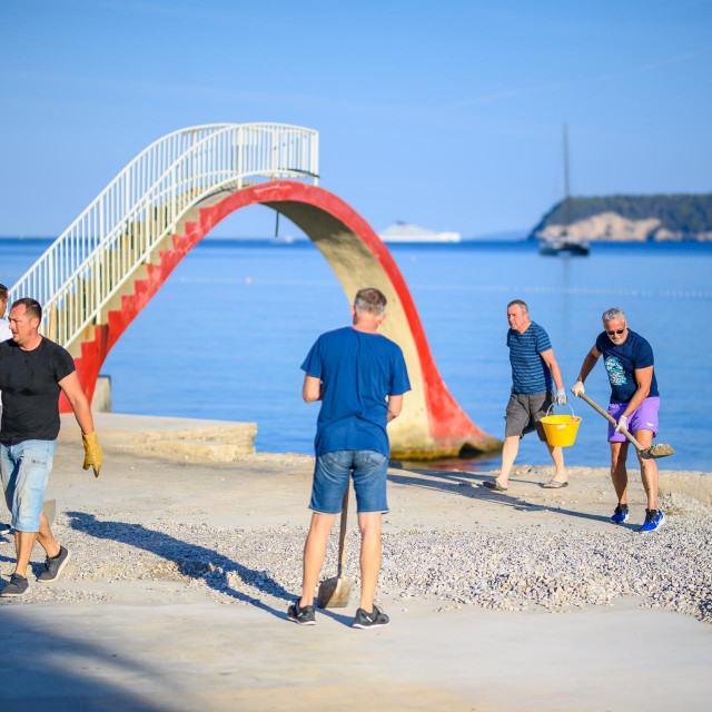 &lt;p&gt;Dubrovnik, 060724.&lt;br&gt;
Volonteri iz Facebook grupe Sunset Beach je Grad organizirali su ciscenje kupalista Sumratin.&lt;br&gt;