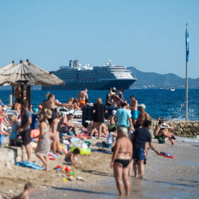 &lt;p&gt;Zadar, 060724 U Gazenici je danas boravio 285m dugacak kruzer Holland America line MS Oosterdam, a kupaci su ga imali priliku promatrati na odlasku iz zadarske luke.