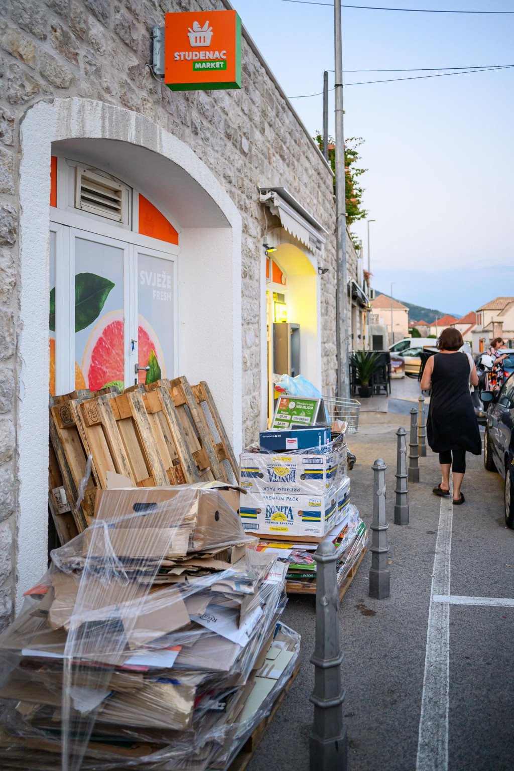 &lt;p&gt;Kartonska ambalaža iz trgovine Studenac na ulici&lt;/p&gt;