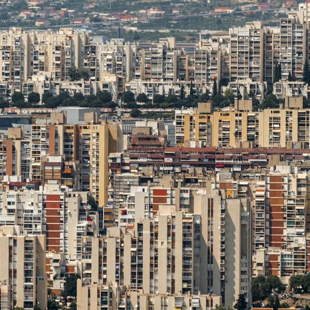 &lt;p&gt;Porezom na nekretnine oporezivao bi se svaki stan, onaj u kojem se živi, prazan ili onaj koji se iznajmljuje&lt;/p&gt;

&lt;p&gt; &lt;/p&gt;