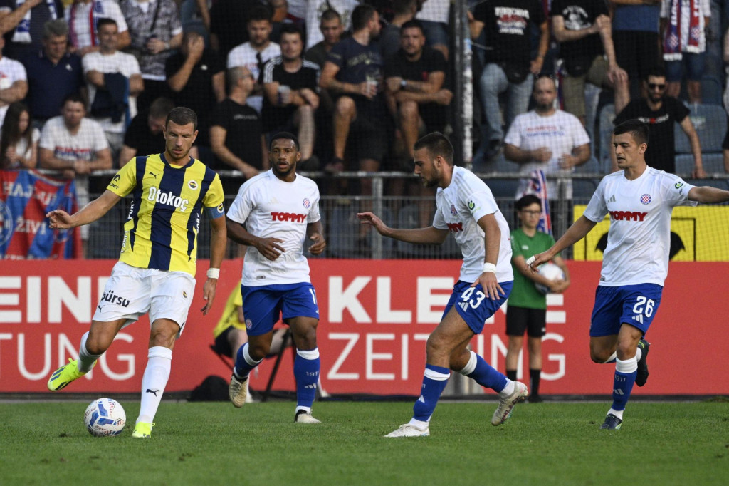 &lt;p&gt;Graz, Austrija, 100724.&lt;br&gt;
Stadion Merkur Arena.&lt;br&gt;
Fenerbahce - Hajduk, posljednja utakmica sredisnjeg dijela priprema nogometasa Hajduka.&lt;br&gt;
Na fotografiji: Edin Dzeko, Niko Djolonga, Marko Capan.&lt;br&gt;