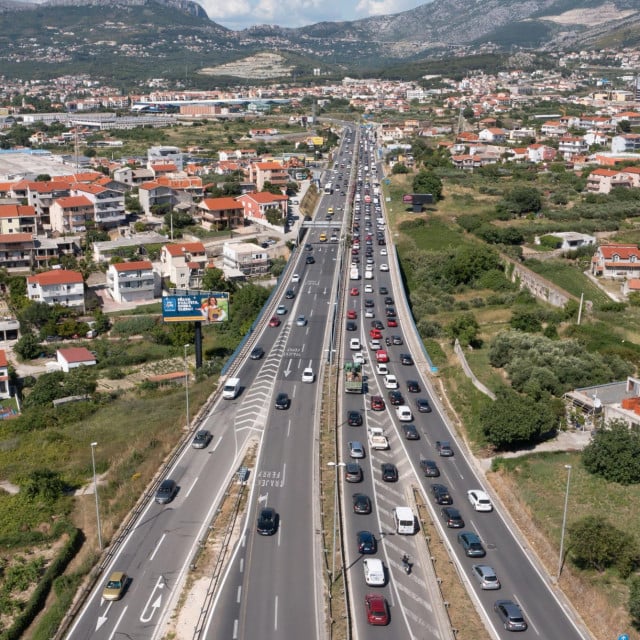 &lt;p&gt;Izlaz iz grada Splita kod Smokovika, znakovi za autocestu bi trebali biti već prije benzinske postaje, ističu građani&lt;/p&gt;