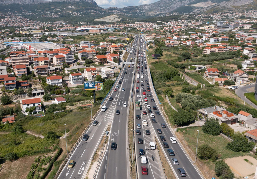 &lt;p&gt;Izlaz iz grada Splita kod Smokovika, znakovi za autocestu bi trebali biti već prije benzinske postaje, ističu građani&lt;/p&gt;