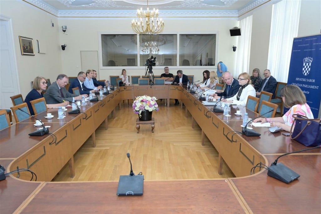 &lt;p&gt;Odbor za vanjsku politiku raspravljao o bilateralnim odnosima s Crnom Gorom nastavno na izglasavanje rezolucije u Skupštini Crne Gore&lt;/p&gt;