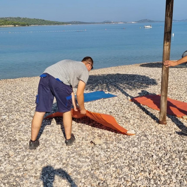 &lt;p&gt;Vrilo će nastaviti uklanjati tako zatečene plažne rekvizite bez posebne najave – kazali su iz općine Pirovac. &lt;/p&gt;