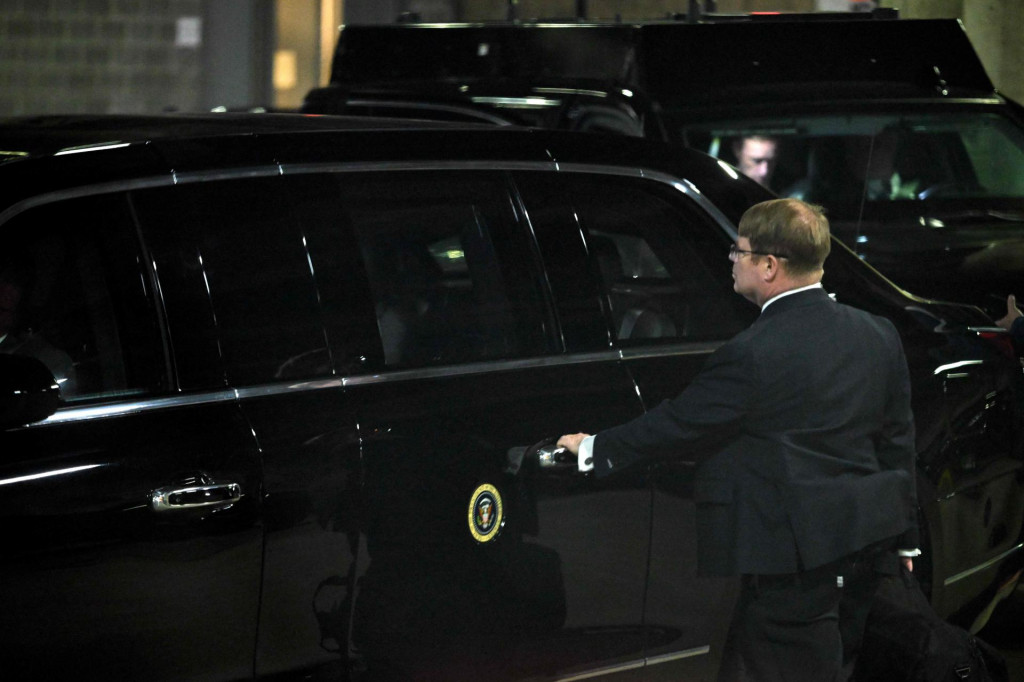 &lt;p&gt;Liječnik Kevin O‘Connor ulazi u automobil u kojem se vozi Joe Biden&lt;/p&gt;