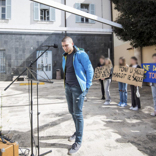 &lt;p&gt;.&lt;br&gt;
Na fotografiji: Toni Skelin na prosvjedu ovoga proljeća koji su u znak podrške organizirali njegovi prijatelji i roditelji&lt;br&gt;
 &lt;/p&gt;