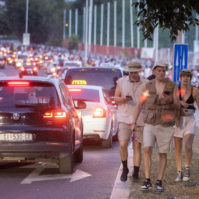 &lt;p&gt;Red taksija se proteza od poligona do zgrade bivše Jugoplastike&lt;br&gt;
&lt;br&gt;
 &lt;/p&gt;